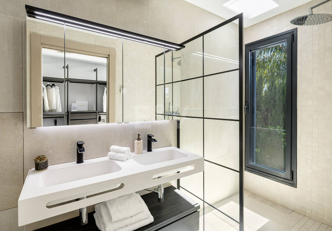 Villa moderna en una exclusiva zona residencial cerrada en Aloha , Parcelas del Golf con apartamento de invitados y potencial de alquiler