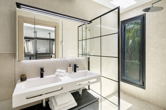 Villa contemporánea en Parcelas del Golf, con diseño, privacidad y potencial de alquiler