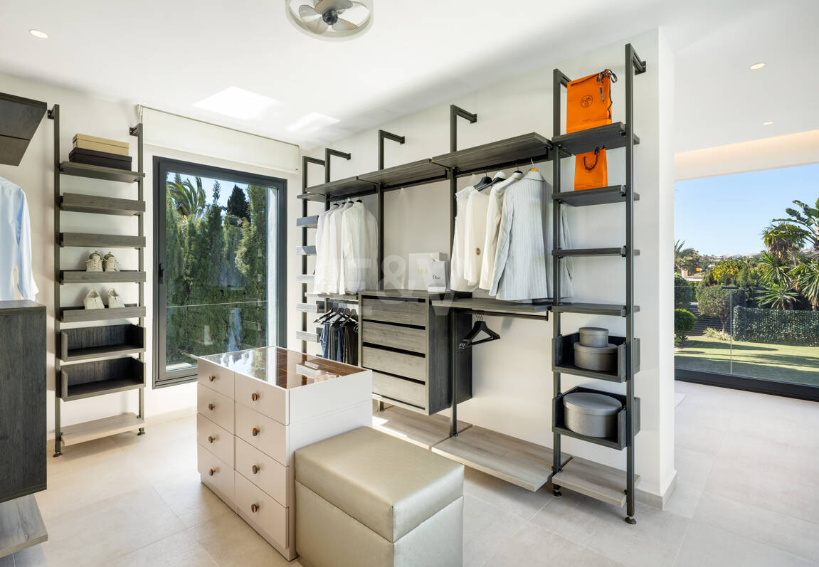 Villa contemporánea en Parcelas del Golf, con diseño, privacidad y potencial de alquiler