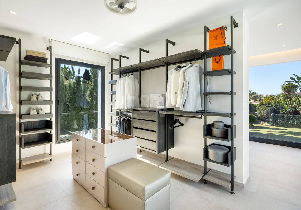 Villa moderna en una exclusiva zona residencial cerrada en Aloha , Parcelas del Golf con apartamento de invitados y potencial de alquiler