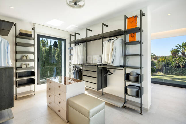 Villa contemporánea en Parcelas del Golf, con diseño, privacidad y potencial de alquiler