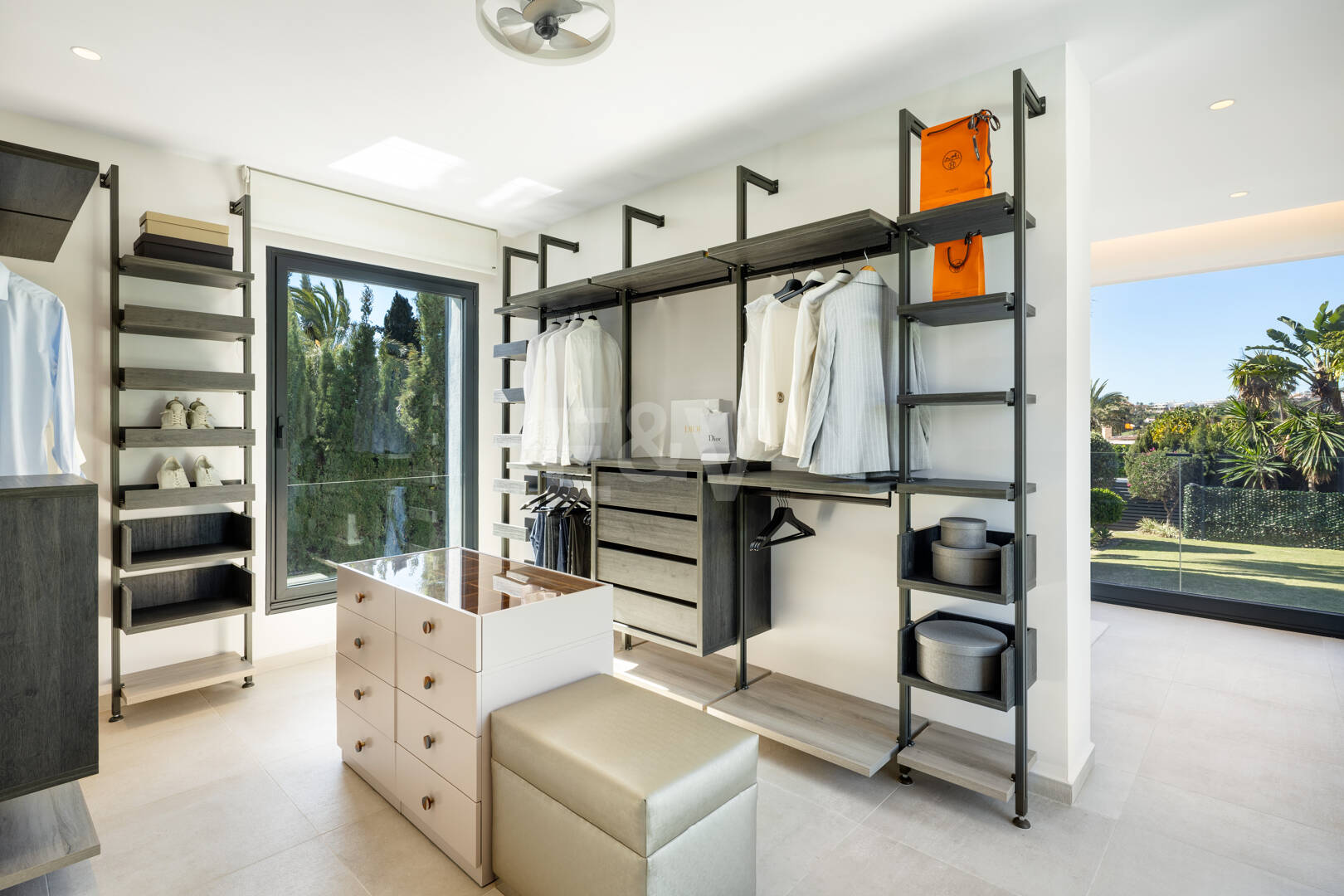 Villa contemporánea en Parcelas del Golf, con diseño, privacidad y potencial de alquiler