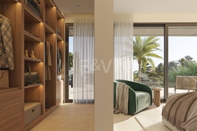 Villa contemporánea en construcción con vistas al mar y a la montaña