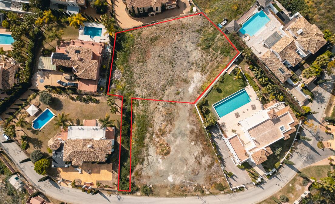 Prime Flamingos Golf Plot with Elite Golf Surroundings