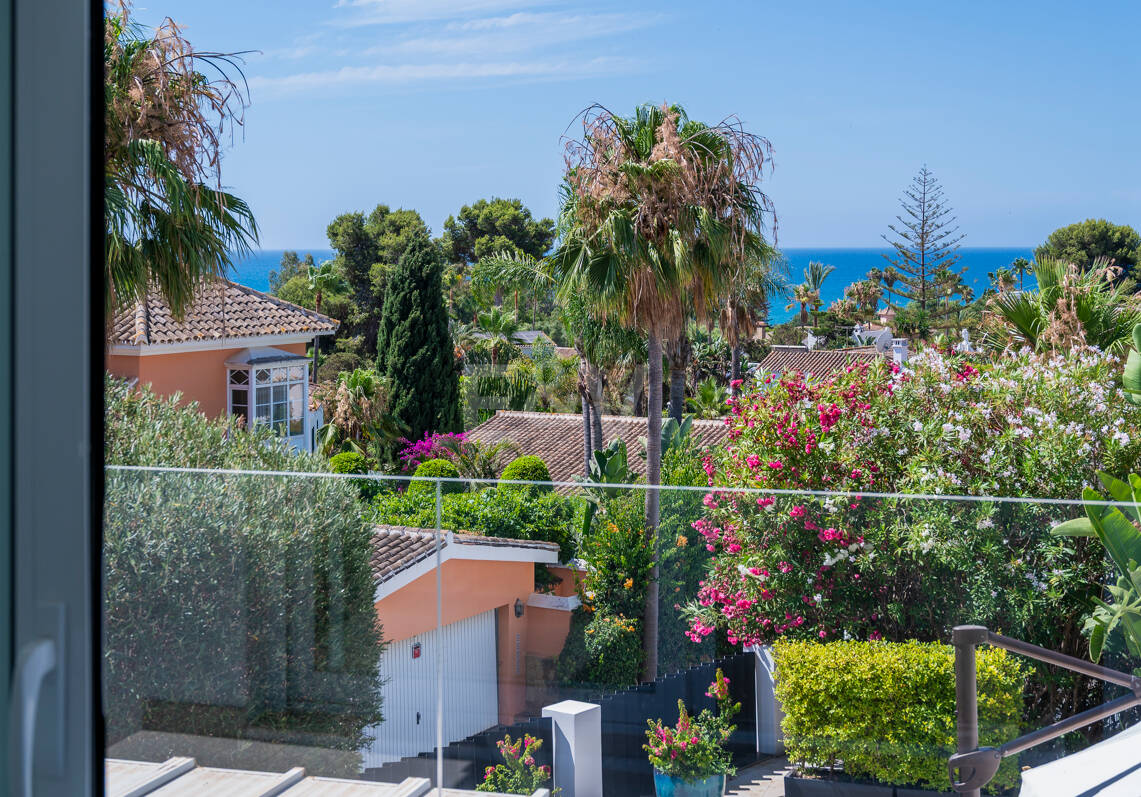 Mediterranes Villenleben nur wenige Schritte zum Strand in Marbesa
