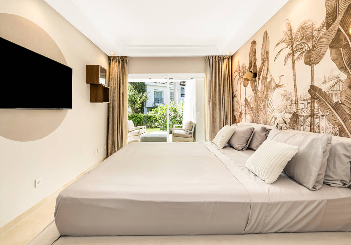 Frontline Beach Apartment with Private Garden near Puerto Banús