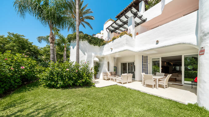Frontline Beach Lägenhet med privat trädgård nära Puerto Banús