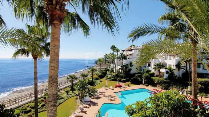 Frontline Beach Lägenhet med privat trädgård nära Puerto Banús