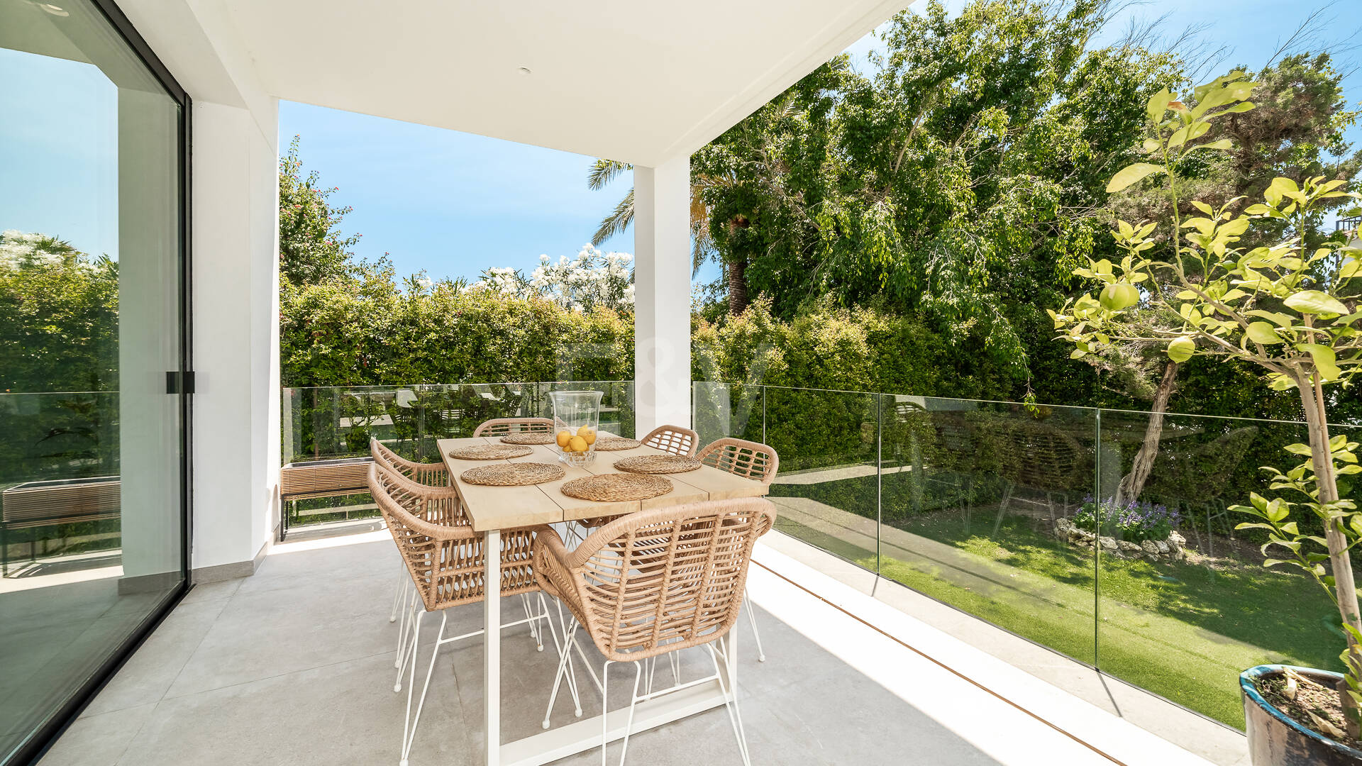 Schöne moderne Villa, nur wenige Schritte vom Strand, mit Meerblick