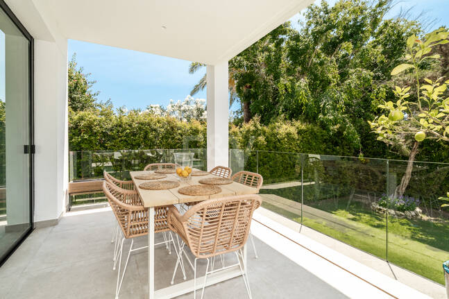 Schöne moderne Villa, nur wenige Schritte vom Strand, mit Meerblick