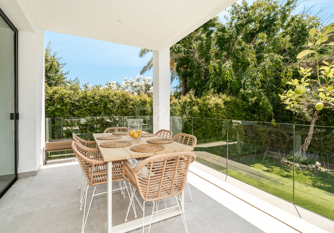 Magnifique moderne Villa Étapes de la plage avec vue sur la mer