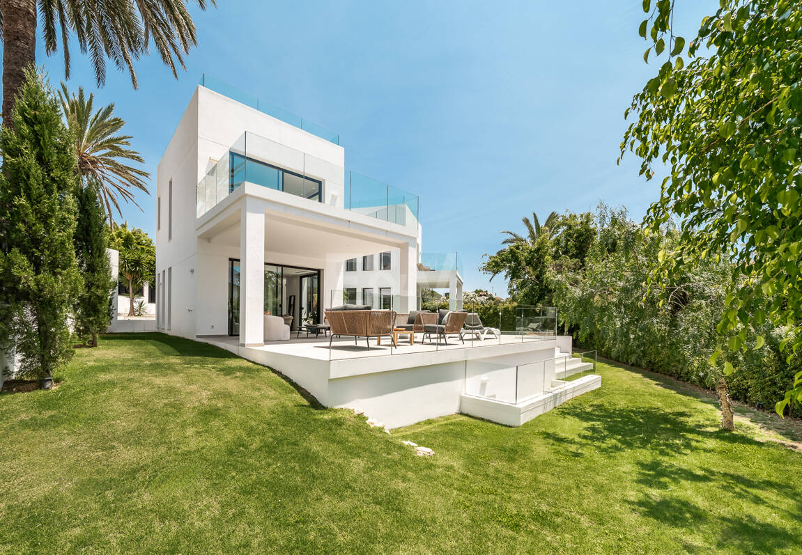 Schöne moderne Villa, nur wenige Schritte vom Strand, mit Meerblick