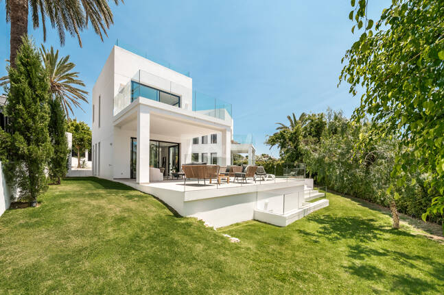Schöne moderne Villa, nur wenige Schritte vom Strand, mit Meerblick