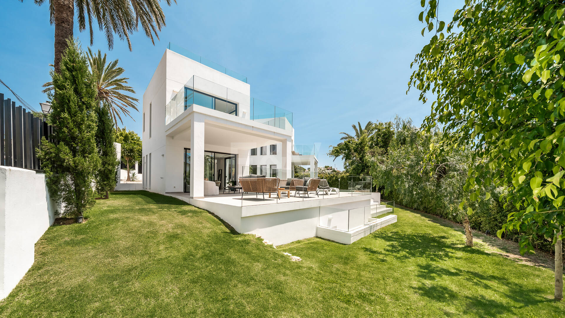 Schöne moderne Villa, nur wenige Schritte vom Strand, mit Meerblick