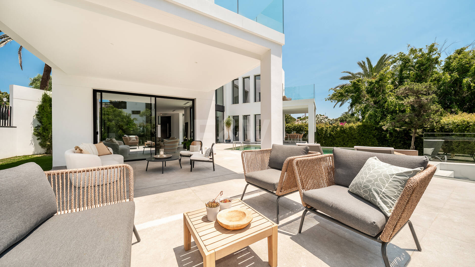 Schöne moderne Villa, nur wenige Schritte vom Strand, mit Meerblick
