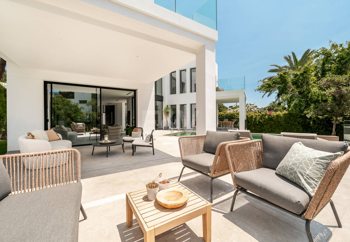 Schöne moderne Villa, nur wenige Schritte vom Strand, mit Meerblick