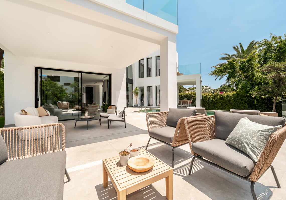 Magnifique moderne Villa Étapes de la plage avec vue sur la mer
