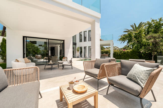 Schöne moderne Villa, nur wenige Schritte vom Strand, mit Meerblick