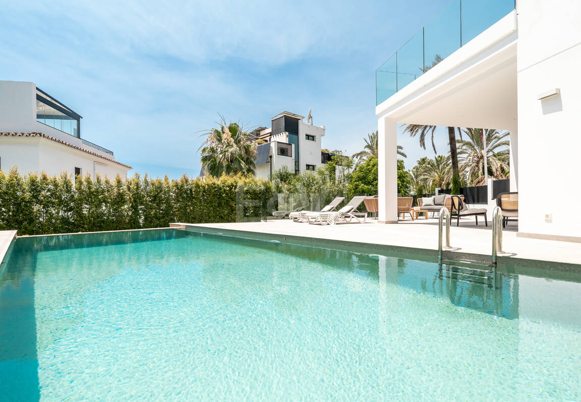 Schöne moderne Villa, nur wenige Schritte vom Strand, mit Meerblick