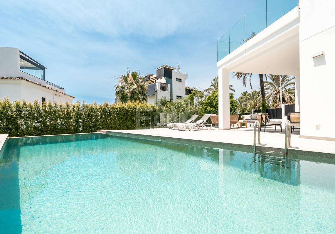 Magnifique moderne Villa Étapes de la plage avec vue sur la mer