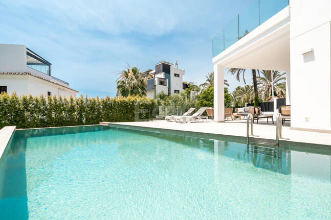 Schöne moderne Villa, nur wenige Schritte vom Strand, mit Meerblick