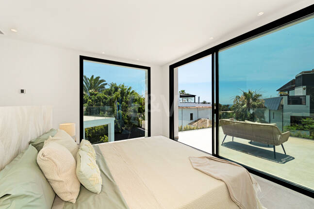 Schöne moderne Villa, nur wenige Schritte vom Strand, mit Meerblick