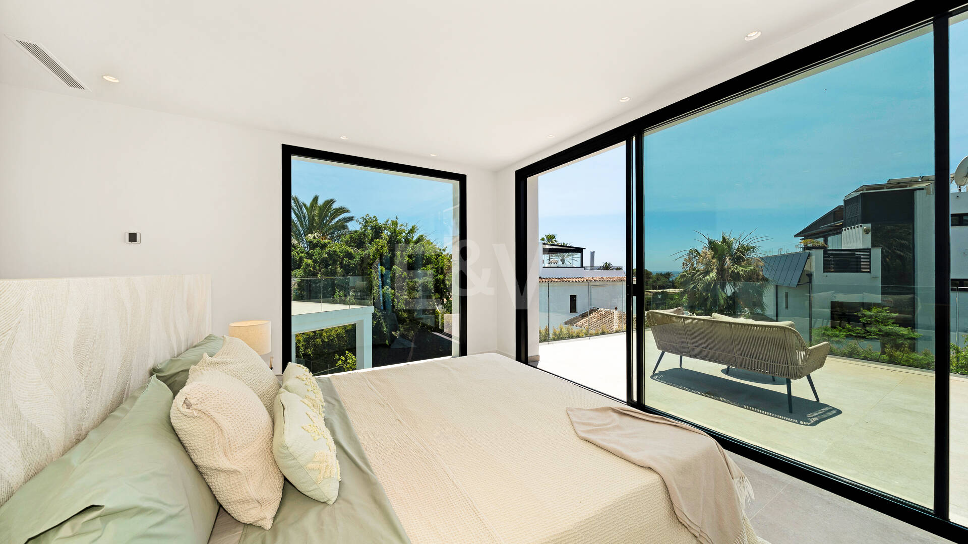 Schöne moderne Villa, nur wenige Schritte vom Strand, mit Meerblick