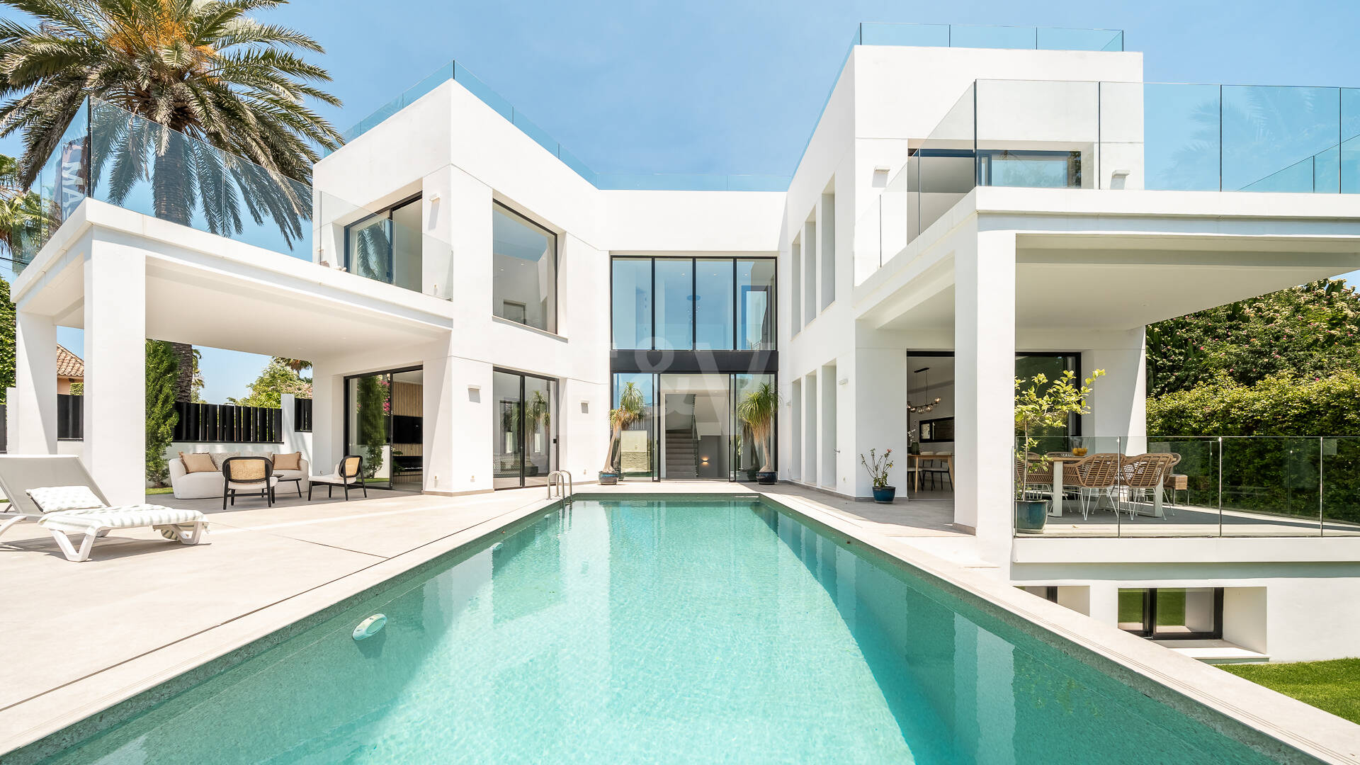Schöne moderne Villa, nur wenige Schritte vom Strand, mit Meerblick