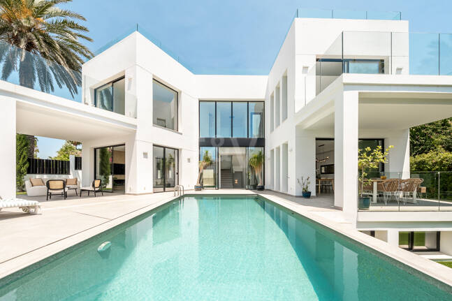 Schöne moderne Villa, nur wenige Schritte vom Strand, mit Meerblick