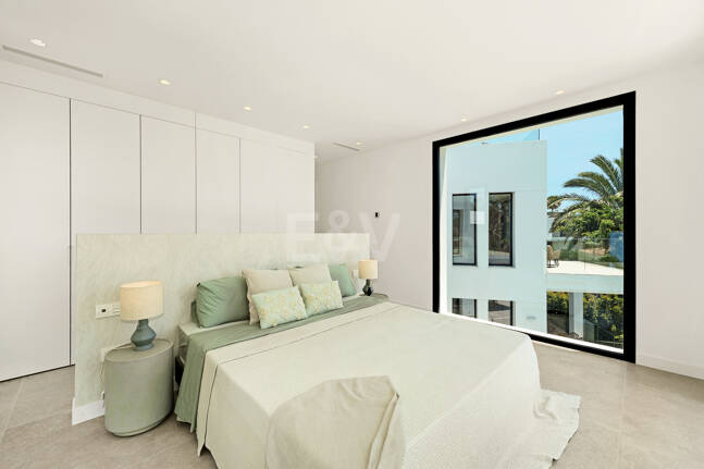 Schöne moderne Villa, nur wenige Schritte vom Strand, mit Meerblick