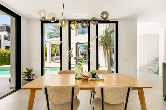 Schöne moderne Villa, nur wenige Schritte vom Strand, mit Meerblick