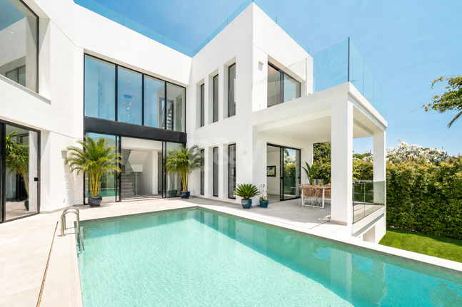Schöne moderne Villa, nur wenige Schritte vom Strand, mit Meerblick