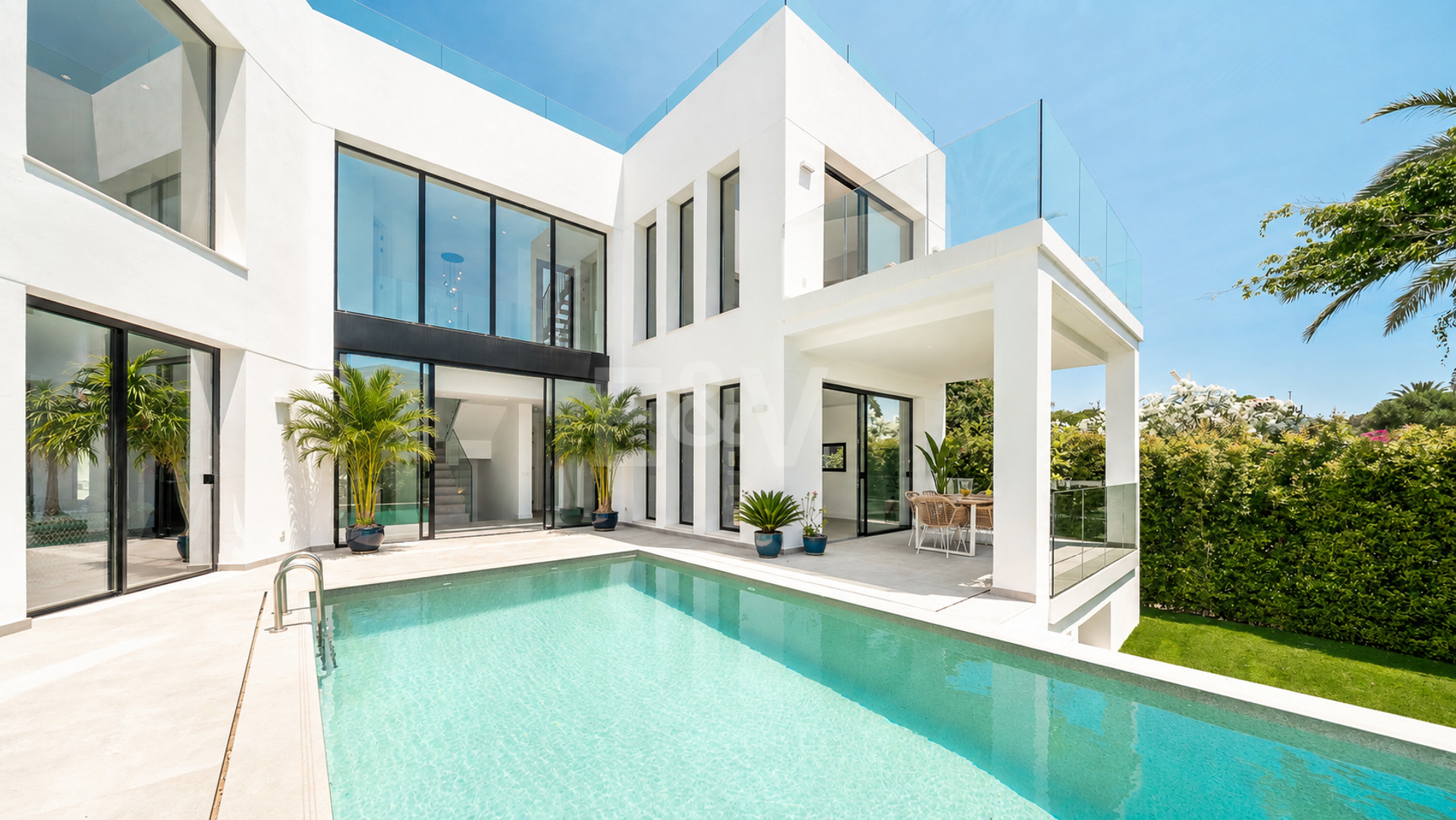 Schöne moderne Villa, nur wenige Schritte vom Strand, mit Meerblick