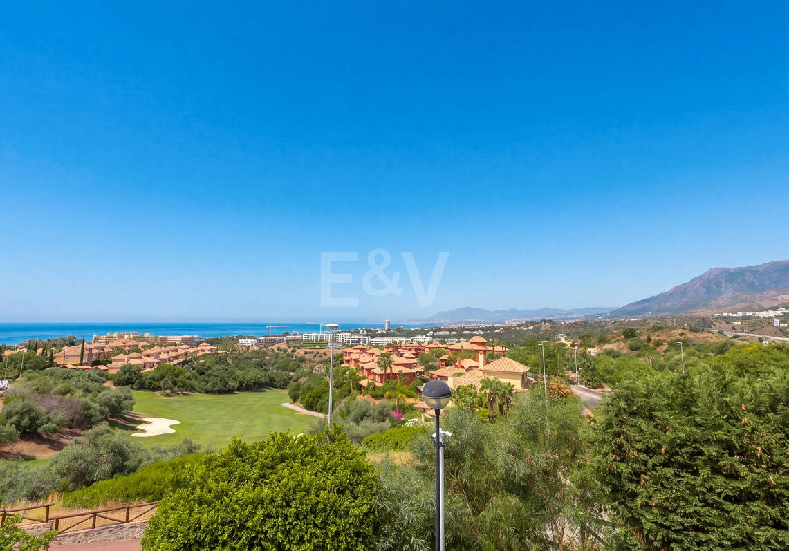 Fantastiskt hörnradshus med panoramautsikt på Santa Clara Golf