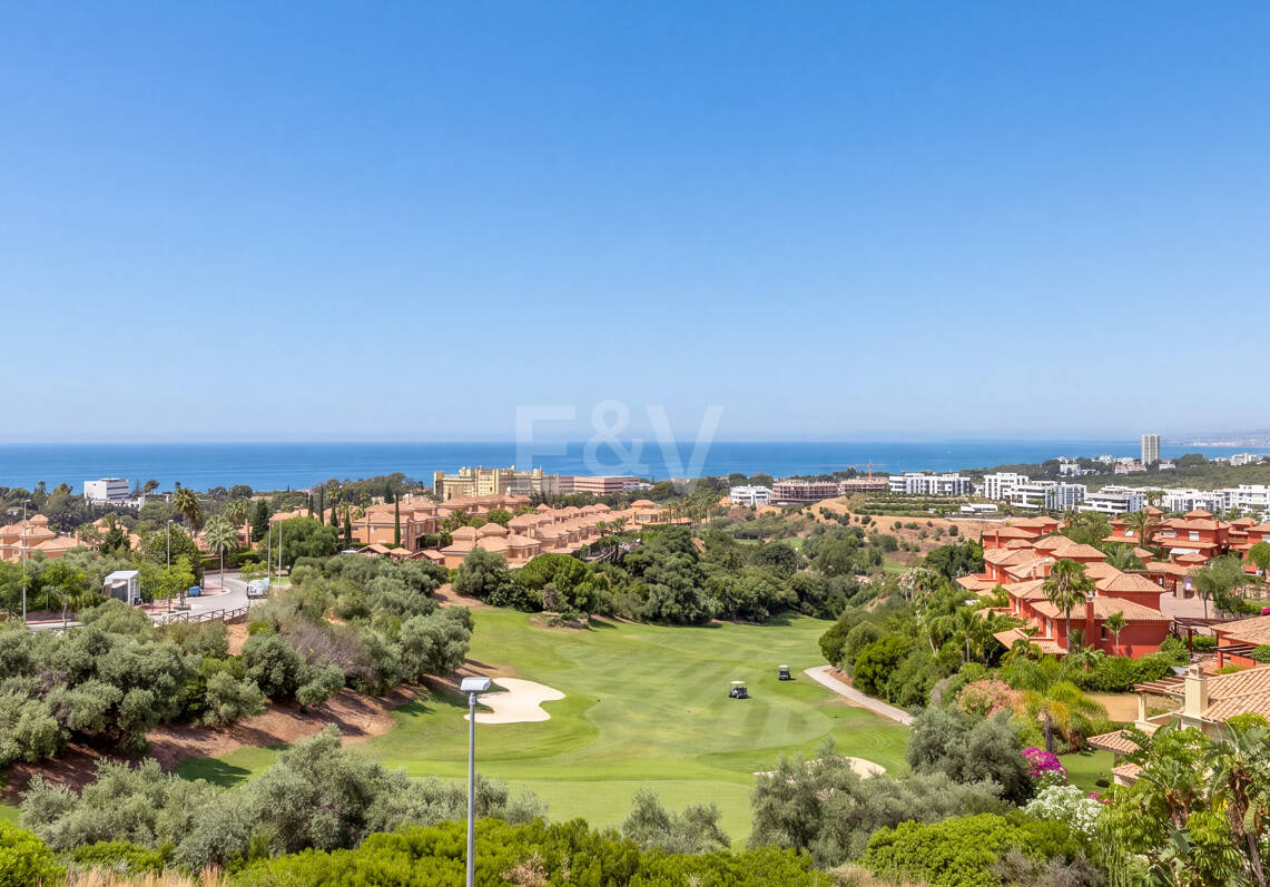Fantastiskt hörnradshus med panoramautsikt på Santa Clara Golf