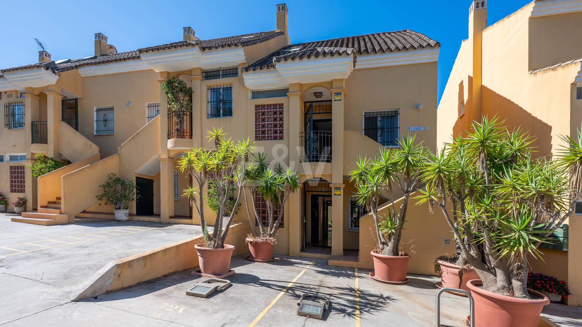 Erdgeschosswohnung mit Meerblick in Costabella, nur wenige Gehminuten vom Strand entfernt