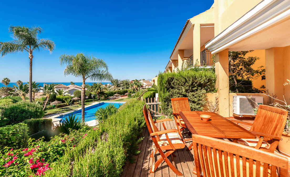 Erdgeschosswohnung mit Meerblick in Costabella, nur wenige Gehminuten vom Strand entfernt