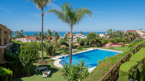 Apartamento en planta baja con vistas al mar en Costabella, a un paso de la playa