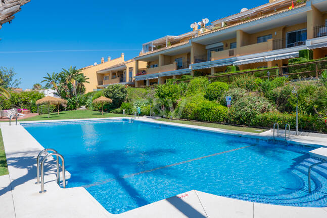 Duplex-takvåning med panoramautsikt över havet i Costabella, östra Marbella