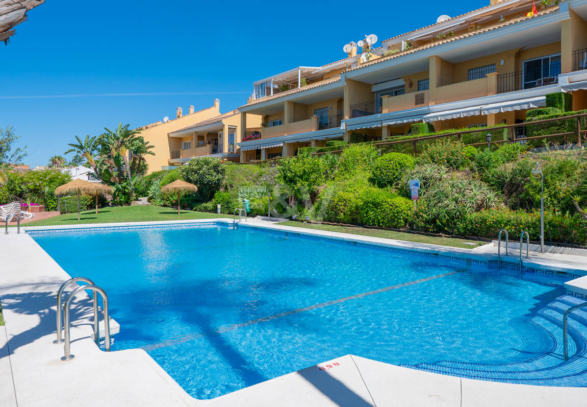 Duplex-takvåning med panoramautsikt över havet i Costabella, östra Marbella