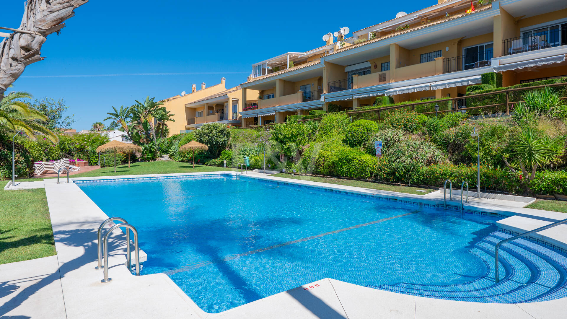 Duplex-takvåning med panoramautsikt över havet i Costabella, östra Marbella