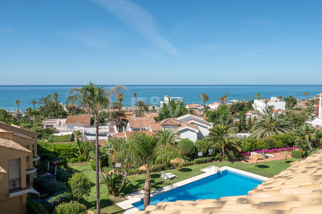 Duplex-takvåning med panoramautsikt över havet i Costabella, östra Marbella