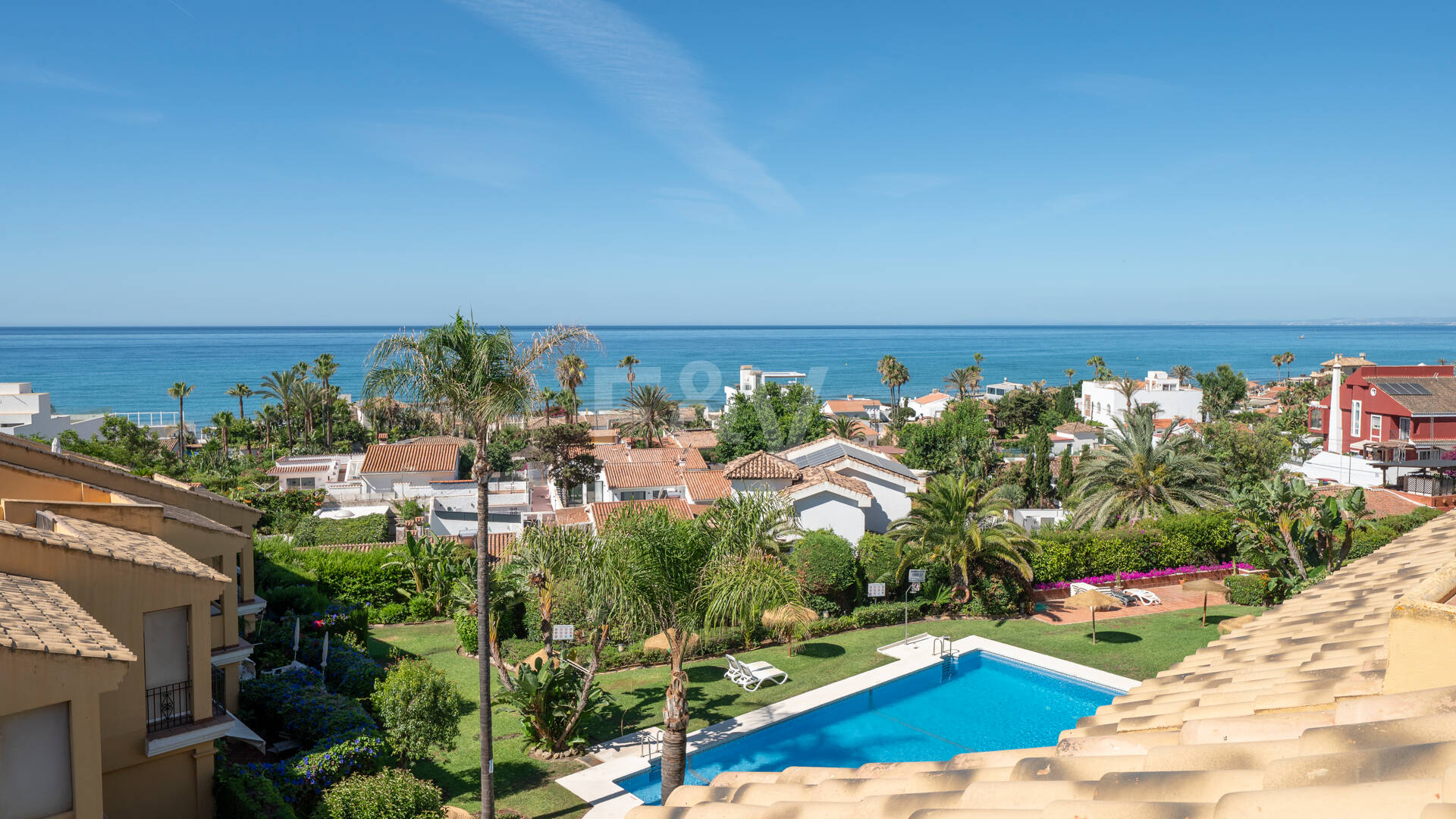 Duplex-takvåning med panoramautsikt över havet i Costabella, östra Marbella
