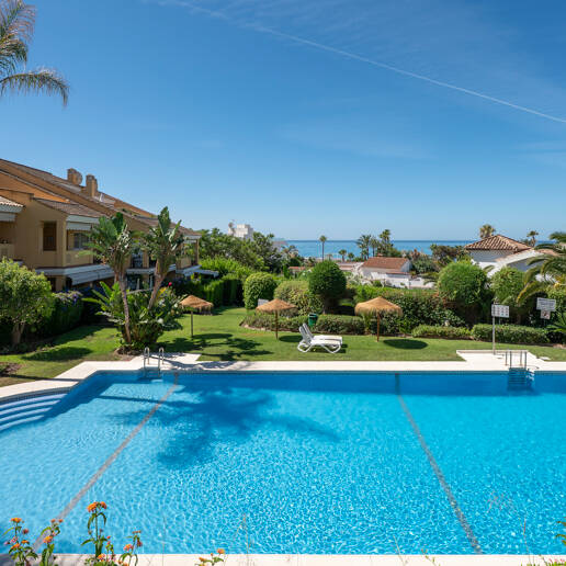 Duplex-takvåning med panoramautsikt över havet i Costabella, östra Marbella