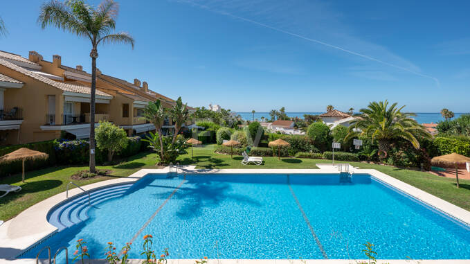 Duplex-takvåning med panoramautsikt över havet i Costabella, östra Marbella