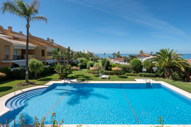 Duplex-takvåning med panoramautsikt över havet i Costabella, östra Marbella