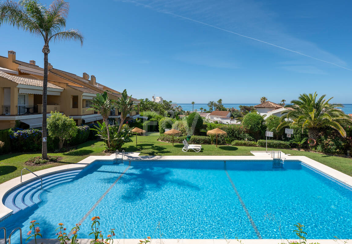 Duplex-takvåning med panoramautsikt över havet i Costabella, östra Marbella