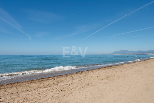 Duplex-takvåning med panoramautsikt över havet i Costabella, östra Marbella