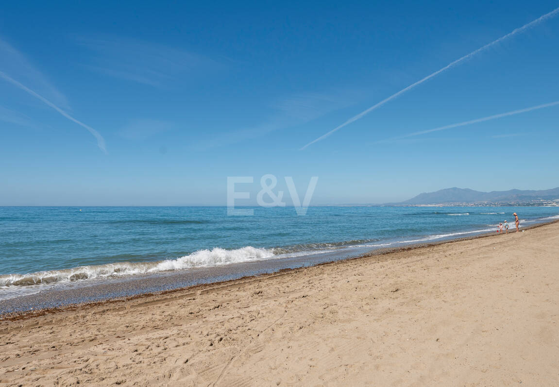 Duplex-takvåning med panoramautsikt över havet i Costabella, östra Marbella