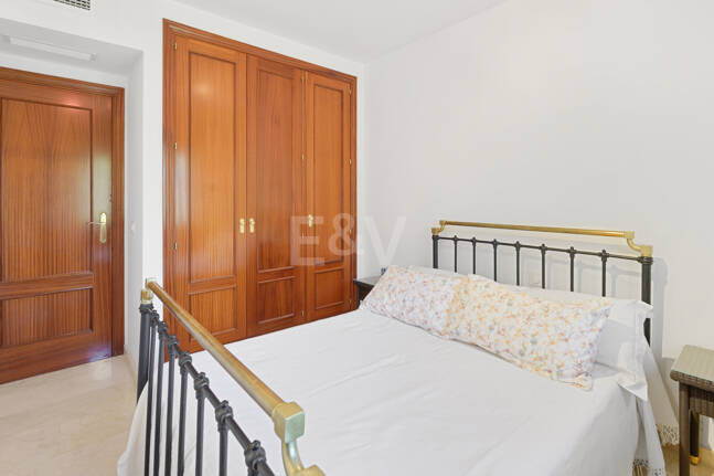 Duplex-takvåning med panoramautsikt över havet i Costabella, östra Marbella